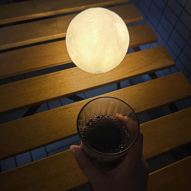 「330円なのすごいな…」ダイソー姉妹店で見つけた“お月様みたいなライト”が幻想的で美しい！「とても癒される」「インテリアに可愛い」