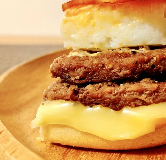 【マック】「ばかウマでした」17時から頼める“やけくそバーガー”肉もチーズも入れすぎだよ!「マジでお昼も食べたい」「満腹になりました」《実食レビュー》
