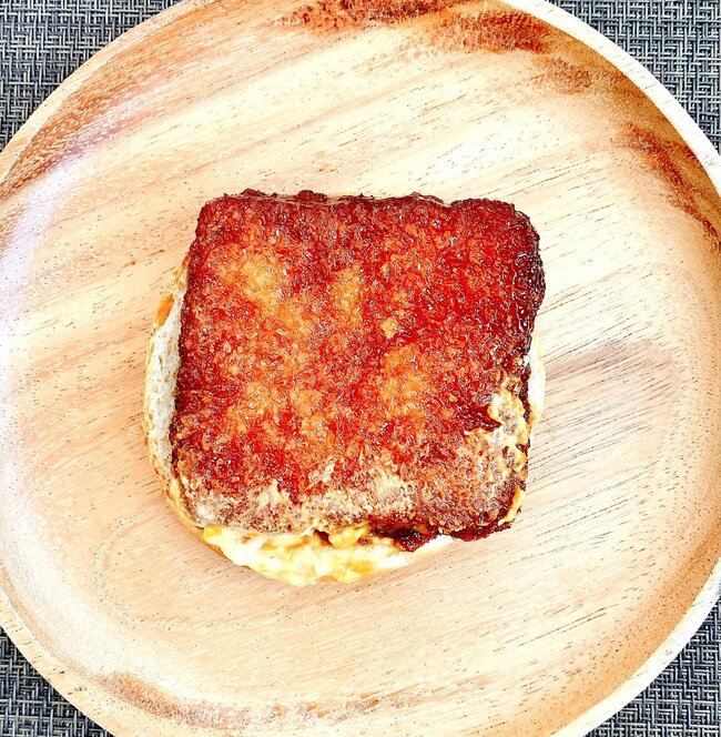 「ボリュームえぐい」「デカすぎる」ケンタッキーの“やけくそバーガー”卵たっぷりで幸福感がすごい！「思った以上にでかくて食べるの大変だった」《実食レビュー》