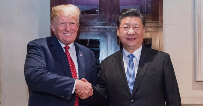 トランプ米大統領(左)と習近平中国国家主席が本心から笑って握手する日は当面来ることはないだろう