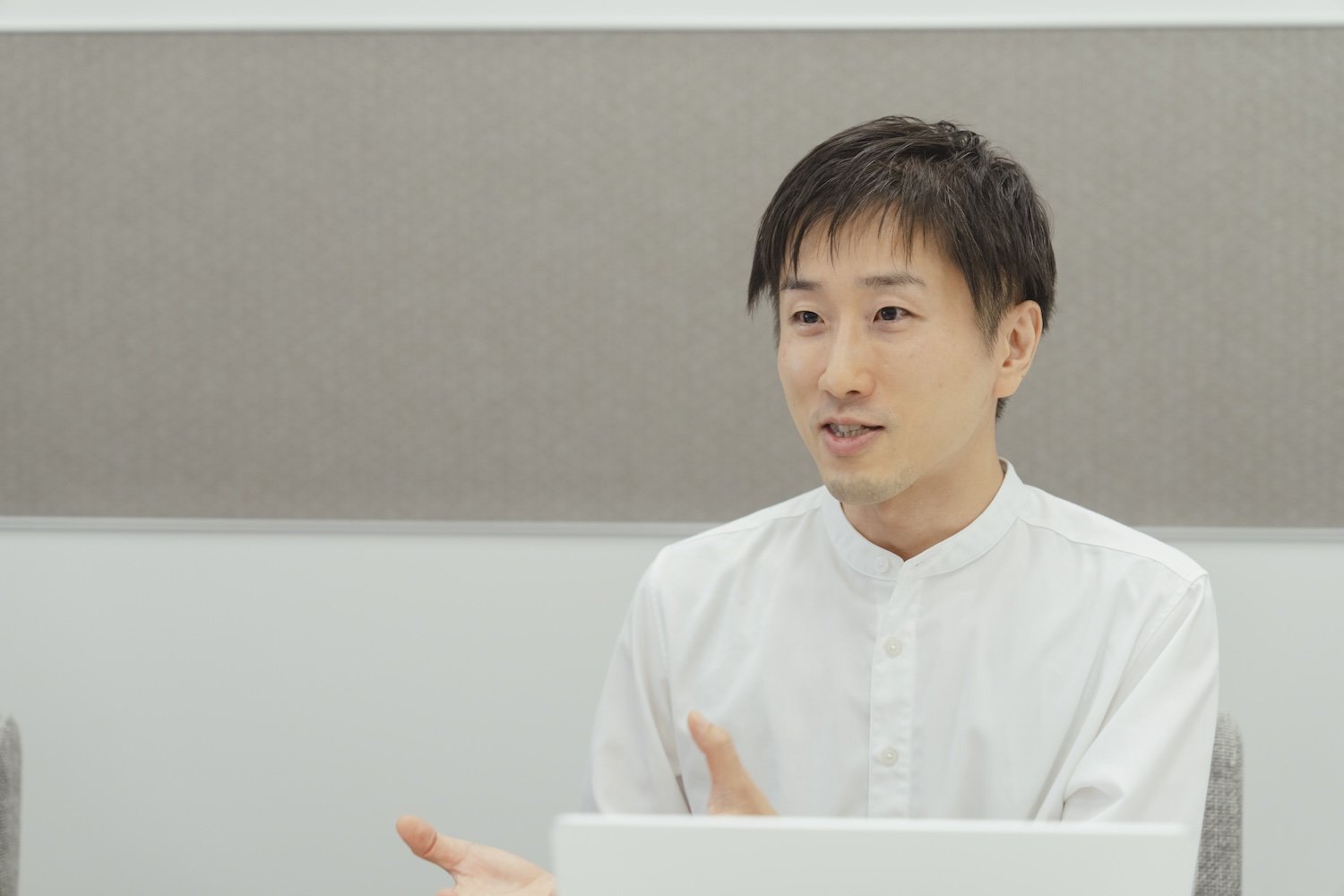 社内で「御社」と言われる異端のデザイン組織が、巨大インフラ企業に顧客志向の開発手法をインストールする