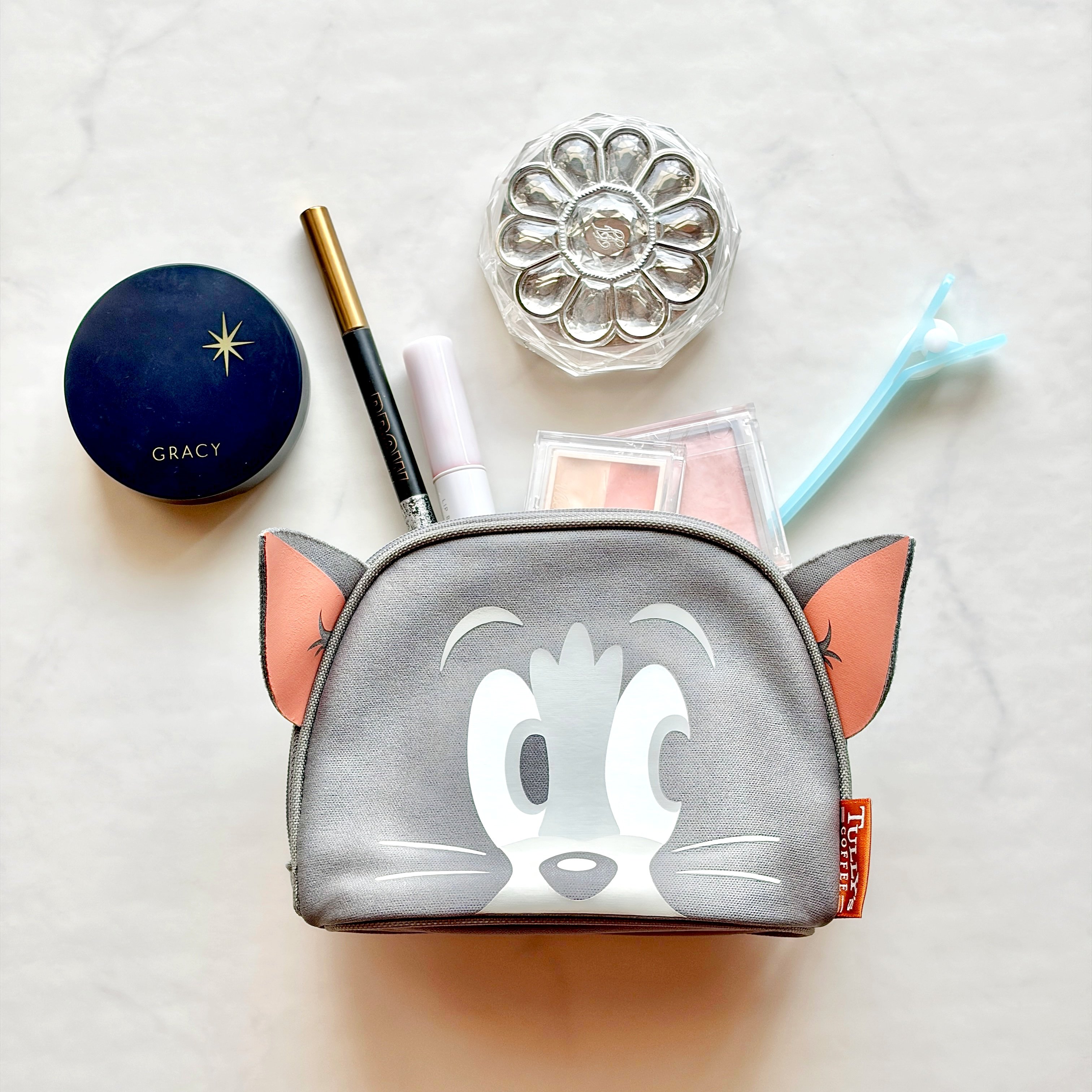 とんでもなく可愛い…！タリーズ×トムとジェリーの「ガバッと開くポーチ」マチが広くて使いやすい！