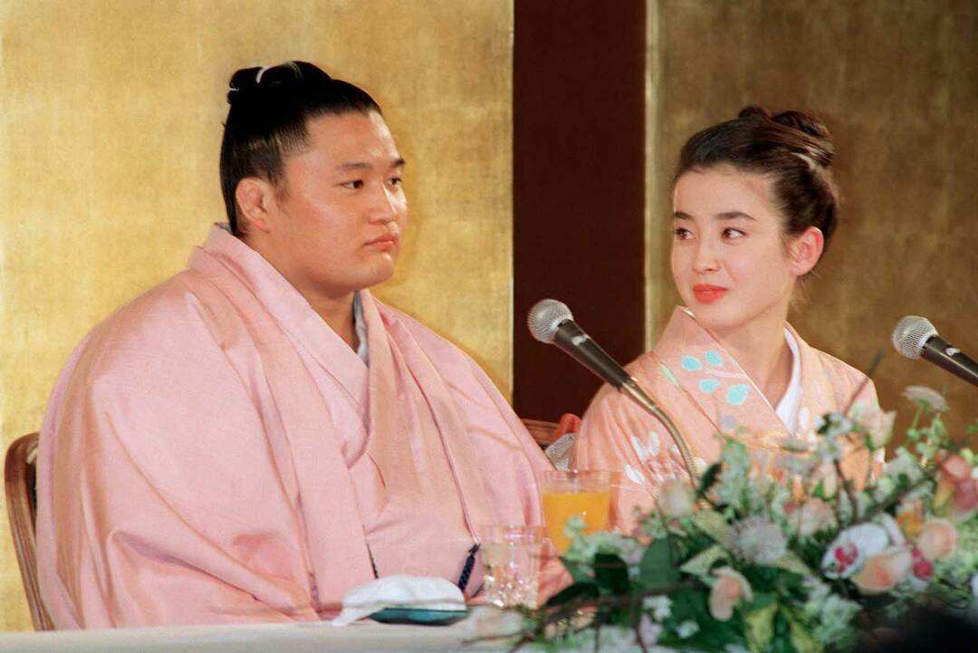 貴花田(左)と宮沢りえ(右)の婚約会見