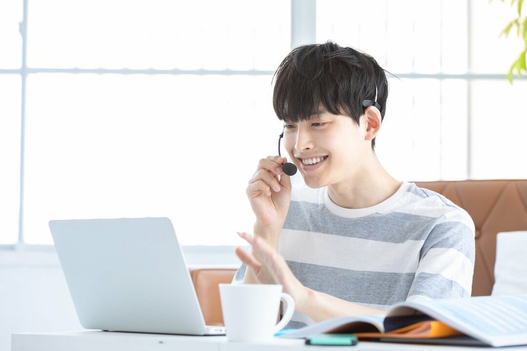 ネット会議をする男性