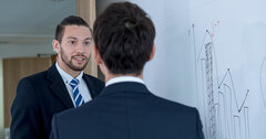 外国人は、日本人のようには働かない