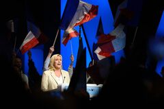 仏大統領選、想定外の接戦　インフレで不満拡大