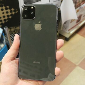 カメラがインパクト大！ 新型iPhone（？）のモックがアキバに登場