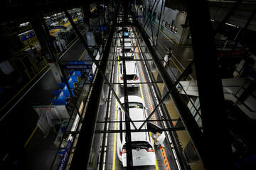 半導体不足、自動車メーカーの生産停止始まる