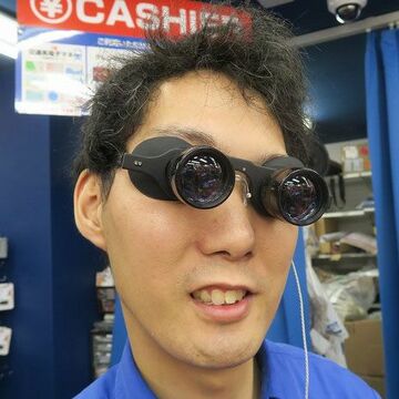 見た目ヤバイ！ ハンズフリーで使えるメガネ型の双眼鏡がアキバに