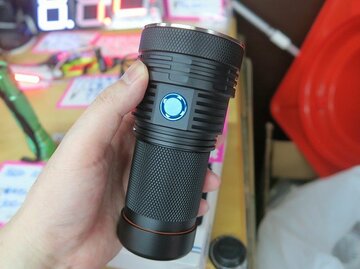 明るさ、車のヘッドライト級な18650充電池が4個入るLED懐中電灯