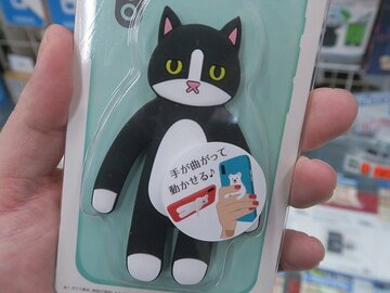 スマホの背面に貼れる動物柄のスタンド　動物の手を動かして落下防止にも使える
