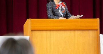 「卒業式にスターを呼ぶ学校」のぬぐえない違和感