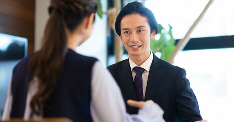 右方向の目の動きで､相手を安心させる対話テクニック