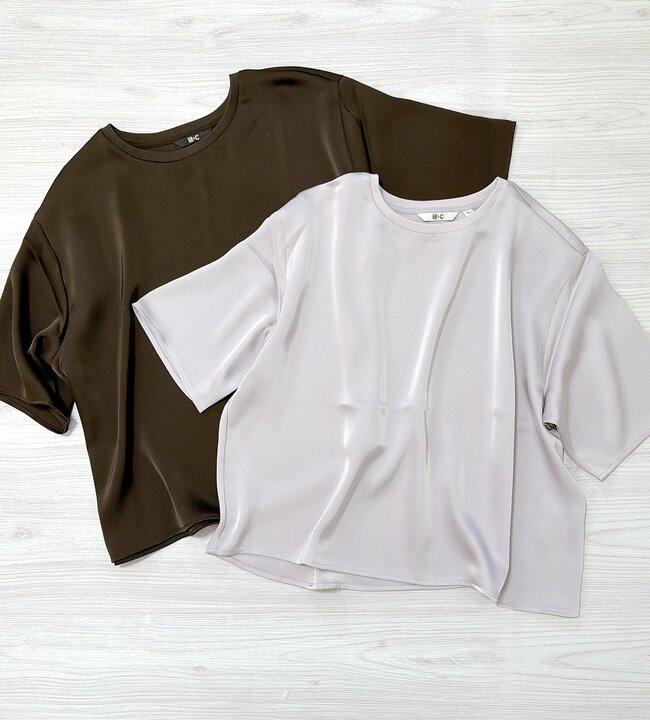 「3枚購入しました」「毎日着てます」ユニクロの“楽ちんブラウス”がとんでもない名品だった…！「ラクに綺麗見えが叶う」「体の線も拾いません」《購入レビュー》