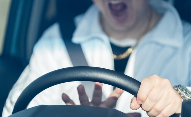 決められた場所以外でクラクションを鳴らすのはNG。思わぬトラブルにもなりかねない