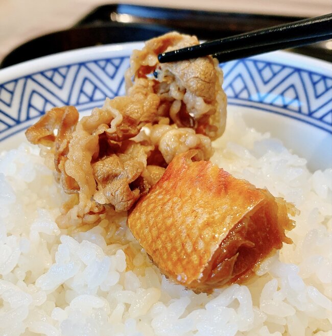 「大盛3杯食べちゃいました」吉野家の“肉と魚のダブル定食”ご飯おかわり無料なのが嬉しい！「おばあちゃんの味がする」「懐かしくて泣けてきた」《実食レビュー》