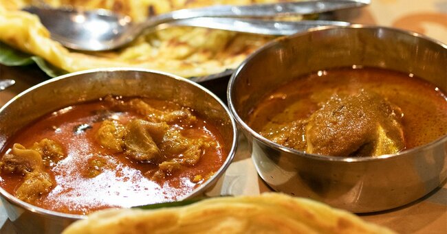 銀のステンレス食器の中のインドカレー