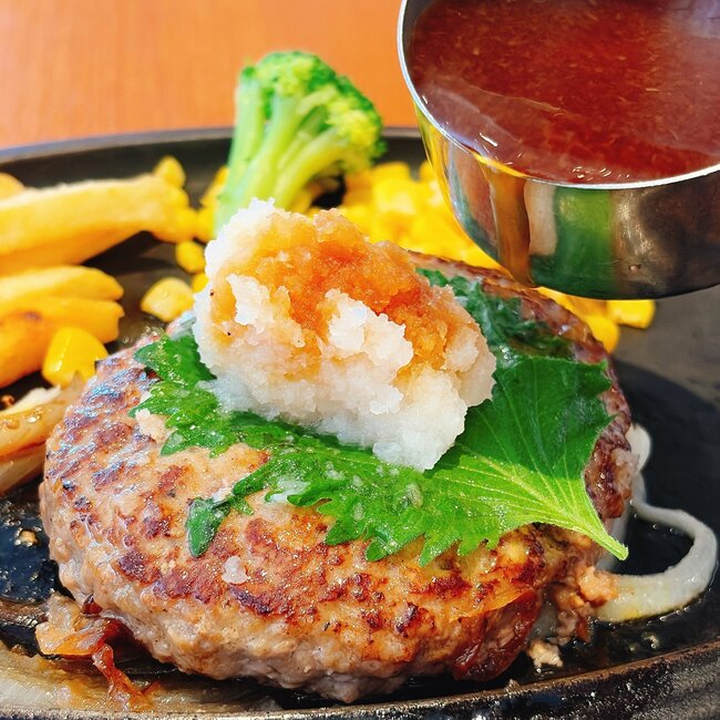 こりゃ通い詰めたくなるわ!ロイヤルホストの“平日限定ランチ”お肉がジューシーでご飯がグングン進みます!《実食レビュー》