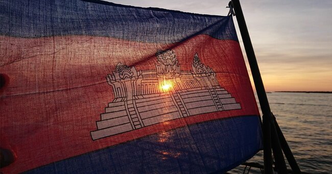 カンボジアの国旗と夕陽