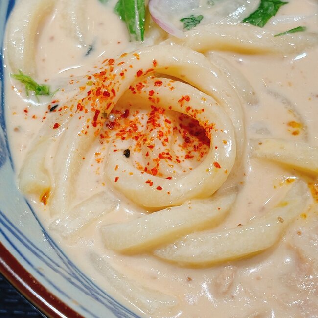 「飲み干したくなる」「毎日食べたい」丸亀製麺の“やみつき限定メニュー”具だくさんで麺が見えないよ！「ガチでうますぎた」「大当たり」《実食レビュー》
