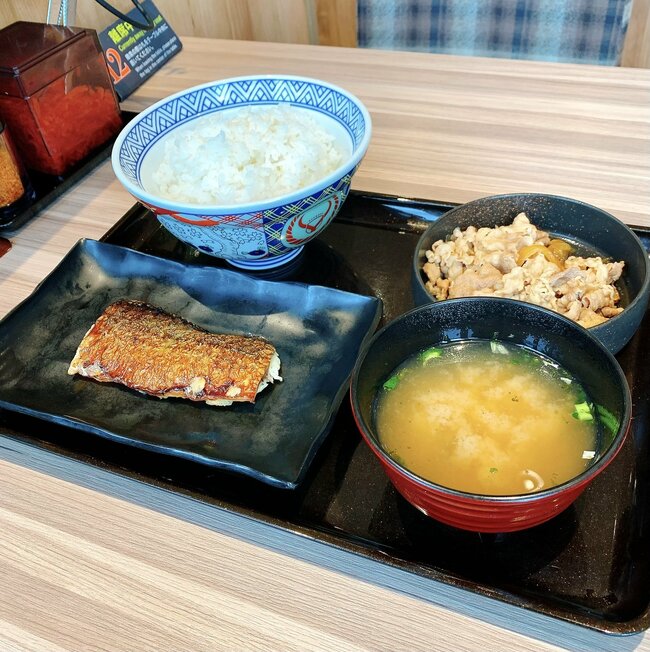 「ガチでうまい」「白米が足りなくなる」吉野家の“よくばり定食メニュー”ご飯おかわり無料が嬉しい！「ファーストフードのメニューとは思えない」《実食レビュー》