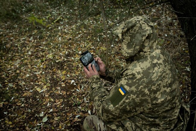 2022年11月、ドローンのコントローラを持つウクライナ軍兵士