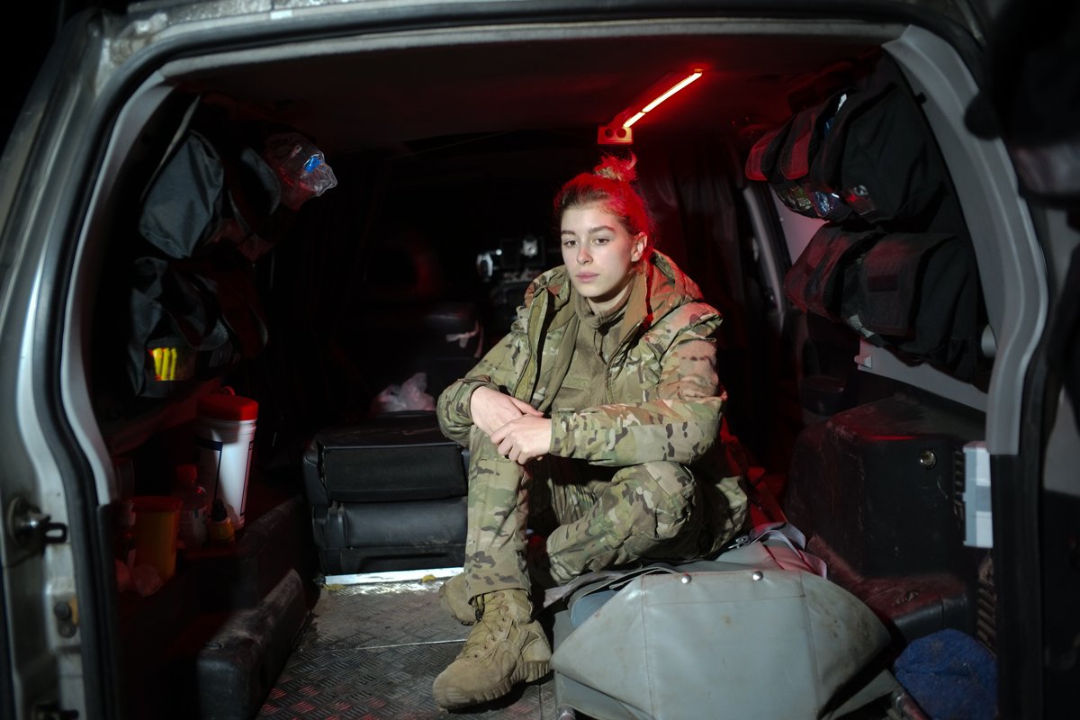 前線で医療支援をする18歳のウクライナ人女性ソフィア