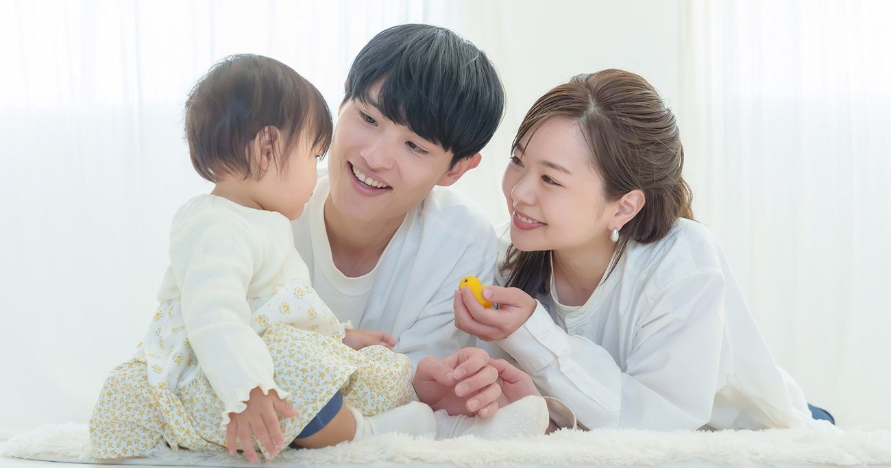 小さな子どもと触れ合う夫婦