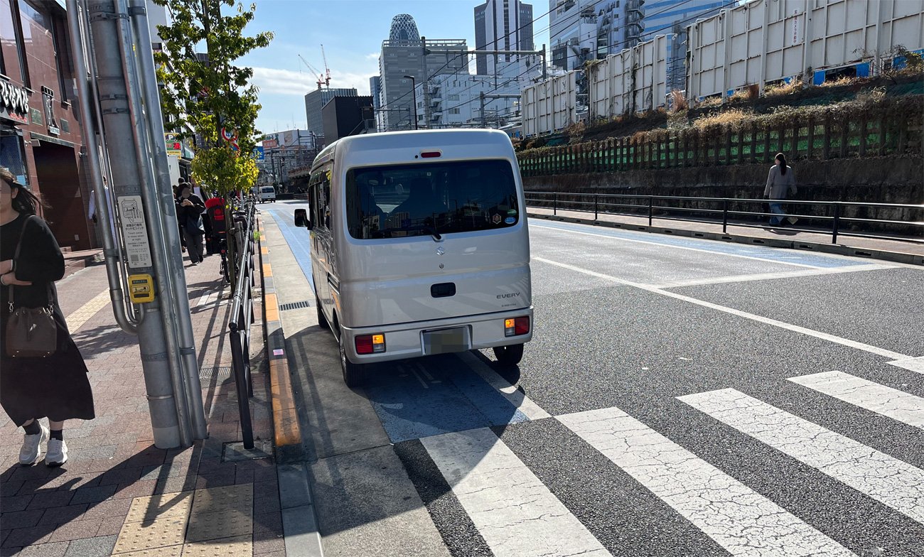 普通自転車通行帯や自転車ナビラインなどが設置されている場所は駐車禁止になっていることが多い