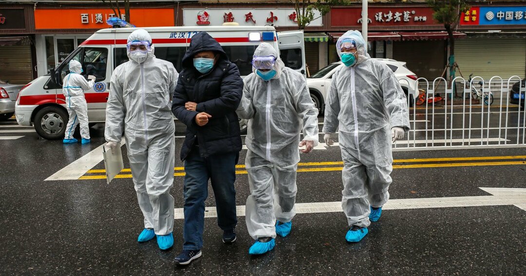 市民が病院に行くのを手伝う医療スタッフ=武漢で