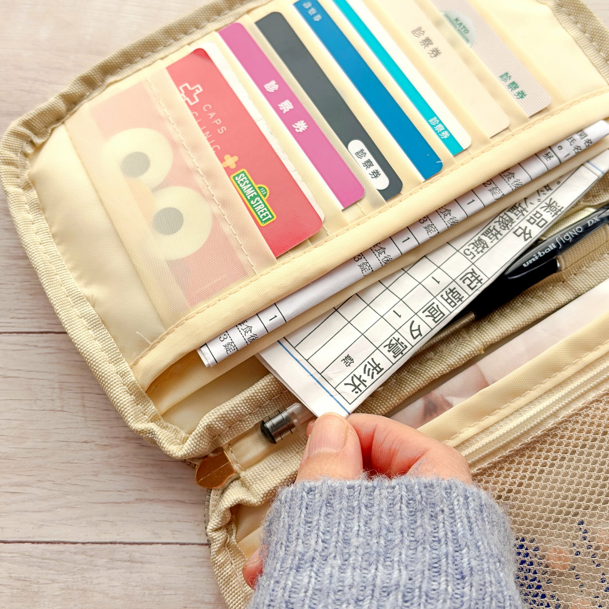 カードや診察券が50枚入った…！3COINSの“ガバッと開くケース”財布がわりにもなって優秀！「ポケットが多くて使いやすい」「100均のものとは比べ物にならない」