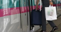 新幹線で荷物スペースを占領する中年カップル、注意すると「あんたの荷物のほうが小さい」とナメた態度→何と言い返すのが正解？