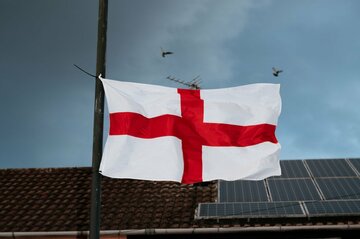 英国の新たな文化闘争 「旗」が火種に