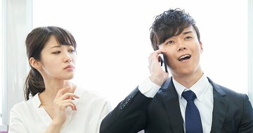新幹線で上司から緊急電話、通路側の席の人はスヤスヤ…デッキに出るべき？その場で小声で話すべき？