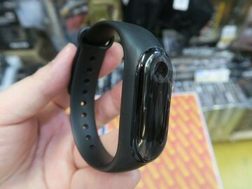 心拍や消費カロリーが測れる！ iPhoneにも対応のスマートバンドが1430円