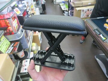 アゴや腕を置いてぐーたらにゲーム! 折りたたみ式の小型枕