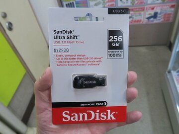 ストラップホール付き＆キャップレスのUSBメモリー「SanDisk Ultra Shift」が便利そう