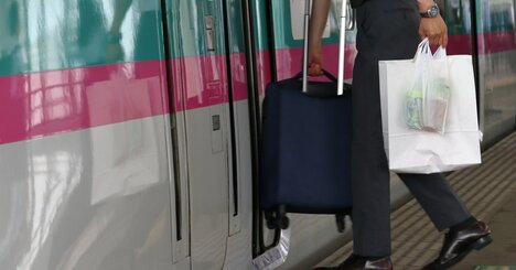 新幹線で荷物スペースを占領する中年カップル、注意すると「あんたの荷物のほうが小さい」とナメた態度→何と言い返すのが正解？