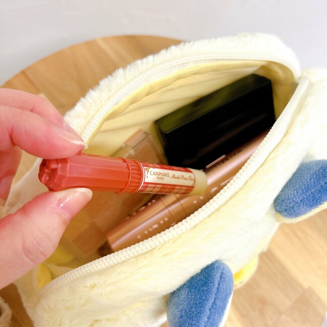 かわいすぎて即買いした…！ポケモンセンターの「新作ふわふわポーチ」ぬいぐるみを抱っこしてるポケモンがたまらないんです！