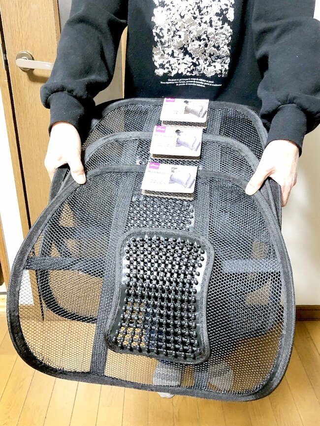 「腰がめちゃくちゃ楽になった」ダイソーの“メッシュ背もたれ”220円でここまで快適になるなんて…!「会社用を追加購入」「流石に良すぎこれ」