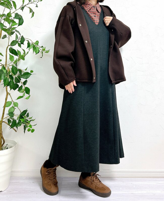 すぽんと着るだけで体型カバー!ユニクロの“ぽかぽかワンピース”後ろ姿もスラッと見えて感動!「太って見えないのが嬉しい」「ラインの綺麗さにびっくり」