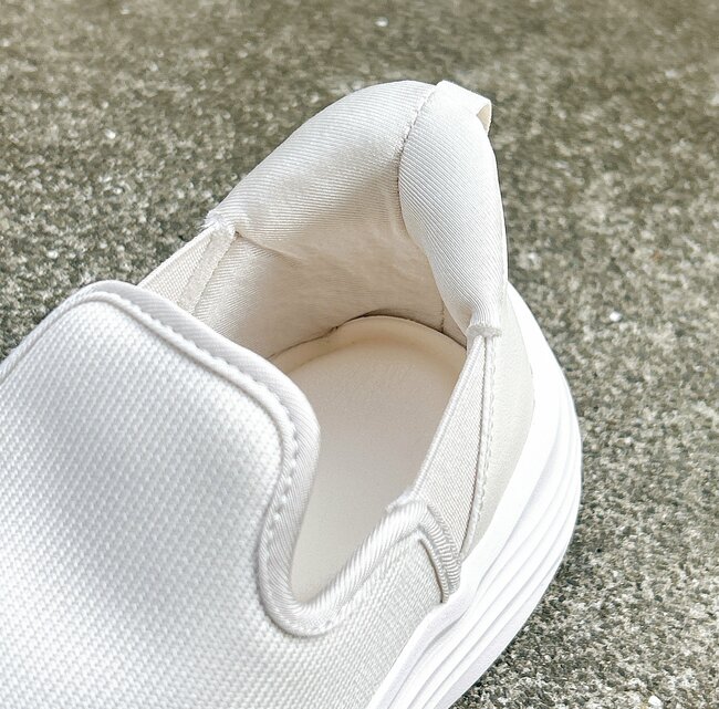 もう普通のスニーカーに戻れない…！ワークマンの「雲の上みたいなシューズ」立ったまま履けて、ふんわり歩けちゃうの！