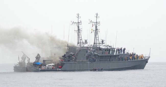 火災で船体から煙を上げる海上自衛隊の掃海艇「うくしま」＝11月10日午後、福岡県宗像市の大島沖