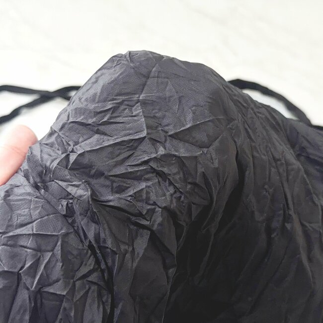 「店頭で見つけて即買い」3COINSの“めちゃ軽ショルダーバッグ”1泊分の荷物が入って便利！「くしゅっとしまえる」「色違いも購入しよう」《購入レビュー》