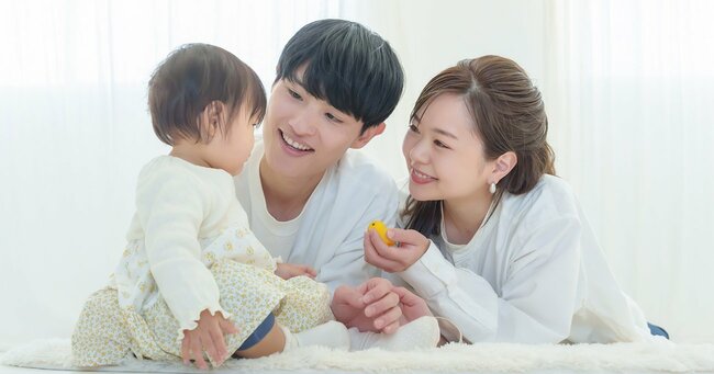 小さな子どもと触れ合う夫婦
