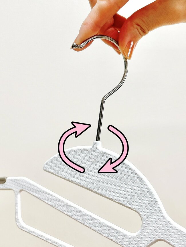 「家のハンガー全部変えました」「何度も購入しています」3COINS“多機能ハンガー”1本で何役もこなしてくれる優れものです!「もうこれしか使えません」