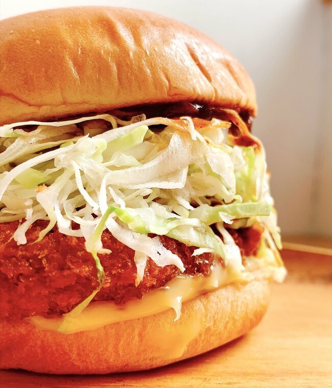 「やたらうまいぞ」「アタリが来た」モスバーガーの“期間限定メニュー”肉肉しさがたまらない！「反則でしょ」「レギュラー入りして」《実食レビュー》