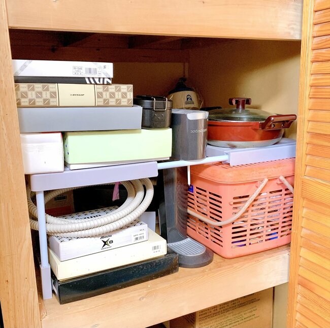 便利すぎて全部屋に置きたい…!ダイソーの“ニトリみたいな収納ラック”ごちゃごちゃな押し入れがスッキリした!「もう2つ欲しい」「スペースがだいぶ拡張されます」《購入レビュー》