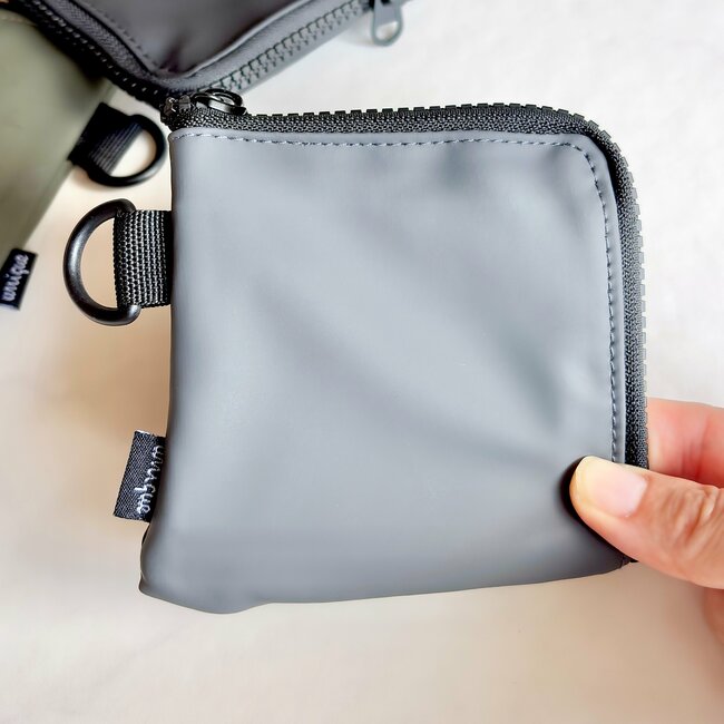 【ダイソー】カードや診察券が40枚も入った!ガバッと開く「ぺたんこ財布」スムーズに会計できて便利《購入レビュー》