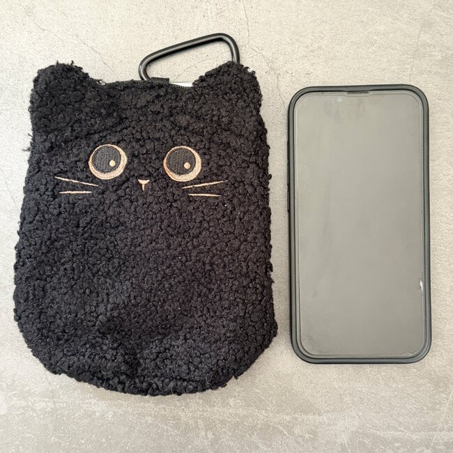 「可愛すぎて捕獲」「迷わずカゴに入れた!」カルディの“猫みたいなモコモコバッグ”ギュッと抱きしめたくなる可愛さ!「即買いしてしまった」《購入レビュー》